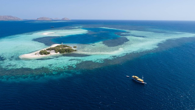 Pulau Taka Makassar yang eksotis. Foto: RossiAgung/Shutterstock