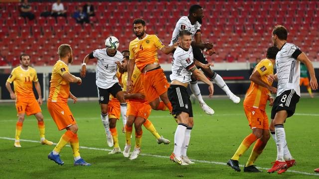 Pemain Jerman Thilo Kehrer duel dengan pemain Armenia Taron Voskanyan saat kualifikasi Piala Dunia di Mercedes-Benz Arena, Stuttgart, Jerman. Foto: Kai Pfaffenbach/Reuters