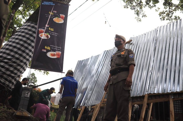 Petugas Satpol PP Kota Bandung melakukan penjagaan saat proses penertiban bangunan dan tanah milik Pemkot Bandung. FOTO: Humas Pemkot Bandung