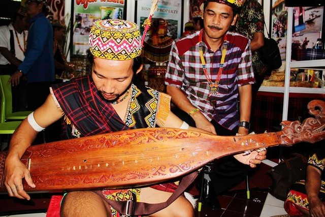 Ilustrasi memainkan alat muik sampe asal suku Dayak, Kalimantan Timur. Foto: Diskominfo Kaltim