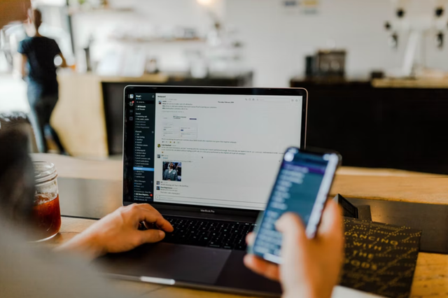 Ilustrasi pekerja outsourcing dalam sebuah perusahaan. Foto: unsplash.com/austindistel