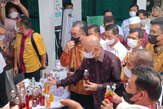 Kunjungan Menteri Koperasi dan UKM Teten Masduki di Pusat Penelitian Kelapa Sawit (PPKS), Medan, Kamis (9/6/2022). Foto: Akbar Maulana/kumparan