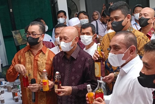 Kunjungan Menteri Koperasi dan UKM Teten Masduki di Pusat Penelitian Kelapa Sawit (PPKS), Medan, Kamis (9/6/2022). Foto: Akbar Maulana/kumparan