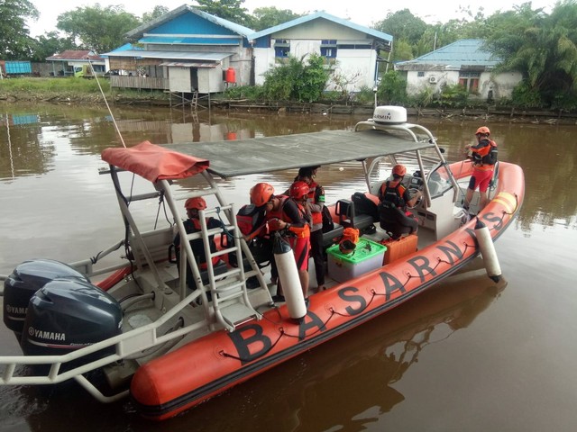 Tim SAR gabungan melakukan pencarian korban tabrakan longboat dan tongkang. Seorang penumpang longboat masih dalam pencarian. Foto: Dok Hi!Pontianak