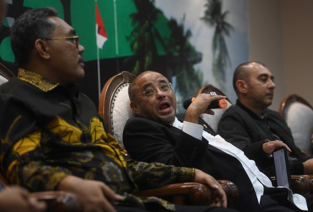 Sekjen PKS Aboe Bakar Al-Habsyi (tengah) menyampaikan paparan disaksikan Wakil Ketua Umum PKB Jazilul Fawaid (kiri) dan Wabendum PKB Nasim Khan (kanan) saat konferensi pers koalisi Pilpres 2024 di Kompleks Parlemen, Senayan, Jakarta, Kamis (9/6). Foto: Akbar Nugroho Gumay/ANTARA FOTO