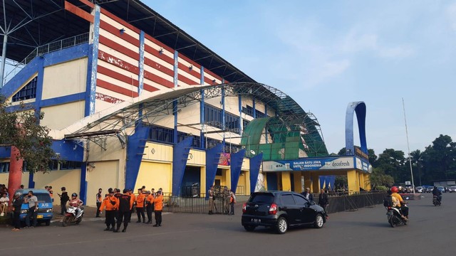 Kondisi Stadion Kanjuruhan saat ini. Terlihat cat mengelupas dan atap lepas di pintu masuk utama. Foto: Aisyah Nawangsari
