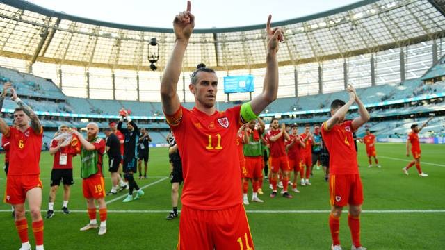 Reaksi Gareth Bale dari Wales setelah pertandingan usai melawan Swiss pada laga Euro 2020, di Stadion Olimpiade Baku, Baku, Azerbaijan, Sabtu (12/6). Foto: Pool via REUTERS/Dan Mullan