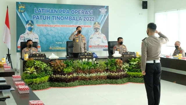 Wakapolda Sulteng, Brigjen Pol Hery Santoso saat membuka latihan Pra Operasi Patuh Tinombala 2022. Foto: Kiriman Ipda Lidya