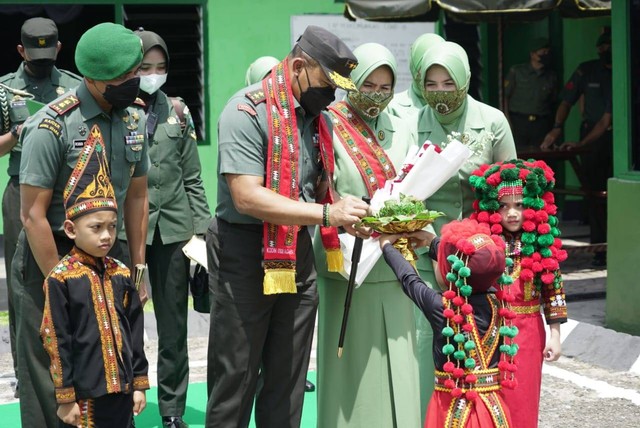 Pangdam IM Mayjen TNI Mohamad Hasan didampingi Ketua Persit KCK Daerah Iskandar Muda Ny Ririx Hasan saat tiba di Kodim 0108/Aceh Tenggara. Foto: Pendam IM