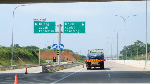 Penunjuk arah di ruas tol Semarang-Batang Foto: Aditya Pratama Niagara/kumparan