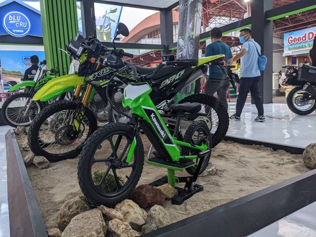 Kawasaki Motor Indonesia memperkenalkan sepeda motor listrik Kawasaki Elektrode di Jakarta Fair 2022 (9/6). Foto: Sena Pratama/kumparan