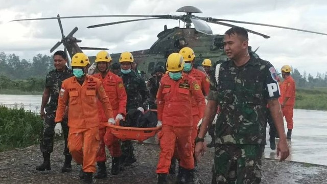 Evakuasi seorang balita, korban kecelakaan helikopter PK-DAR yang difungsikan sebagai puskesmas keliling udara Pemda Mimika. (Foto Pendam Cenderawasih)