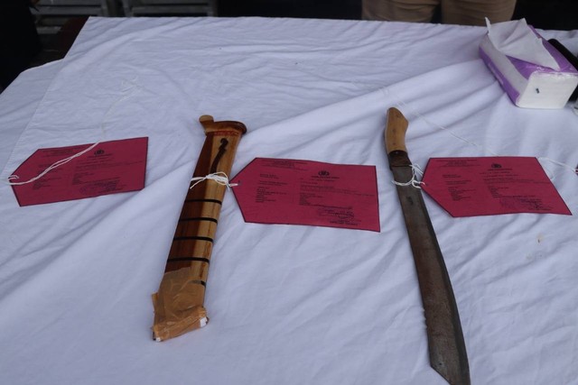 Polres Cirebon Kota mengamankan barang bukti berupa sebilah golok yang digunakan pelaku membacok korban hingga meninggal dunia.(Juan)