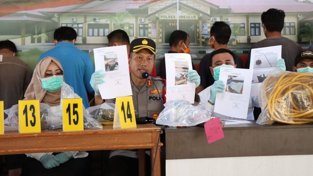 Kepolisian Resor Simeulue menetapkan delapan nelayan asal Sibolga sebagai tersangka kasus penangkapan ikan dengan menggunakan bom di wilayah perairan laut Pulau Mincau, Kecamatan Teupah Barat, Simeulue. Foto: Dok. Polda Aceh