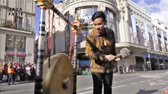 Wali Kota Solo, Gibran Rakabuming Raka, memukul gong sebagai penanda dimulainya pameran 'Java In Paris' di Department Store Le BHV Marais, Paris, Perancis. FOTO: Dok