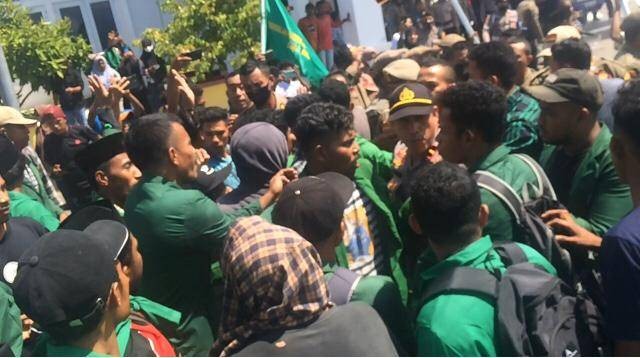 Mahasiswa STAI Babussalam menggelar aksi demonstrasi di Kantor Bupati Kepulauan Sula. Foto: Iwan Setiawan Umamit/cermat