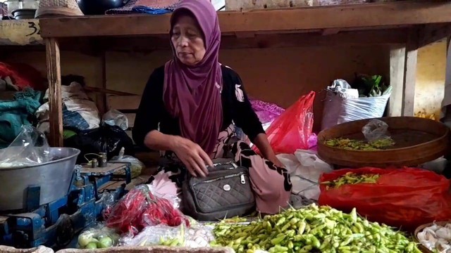 Salah satu pedagang bumbu dapur di Pasar Rakyat Sido Makmur, Kabupaten Blora. Kamis (09/06/2022) (foto: dok istimewa)