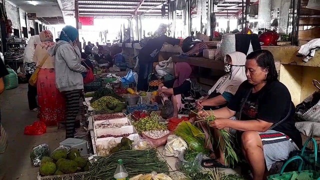 Suasana pedagang di Pasar Rakyat Sido Makmur, Kabupaten Blora. Kamis (09/06/2022) (foto: dok istimewa)