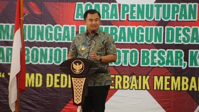 Bupati Dharmasraya Sutan Riska Tuanku Kerjaan saat memberikan sambutan pada kegiatan penutupan TMMD/N ke-113 tahun 2022 di Dharmasraya, Sumatera Barat, Kamis 9 Juni 2022. Foto: Humas Pemkab