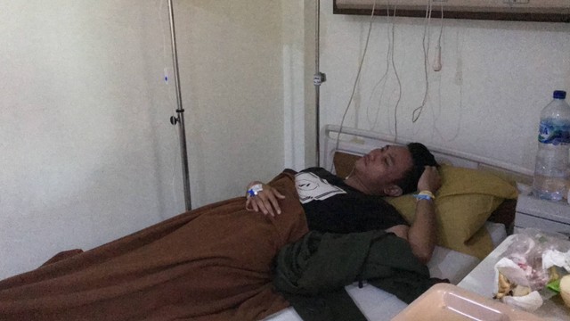 SEKURITI PT Karya Samo Mas, Airlangga Suliah, terbaring lemah usai 9 hari dirawat di Rumah Sakit Aulia, Pekanbaru, Kamis (9/6/2022). Airlangga dipukul dan ditinju oknum serikat pekerja. 