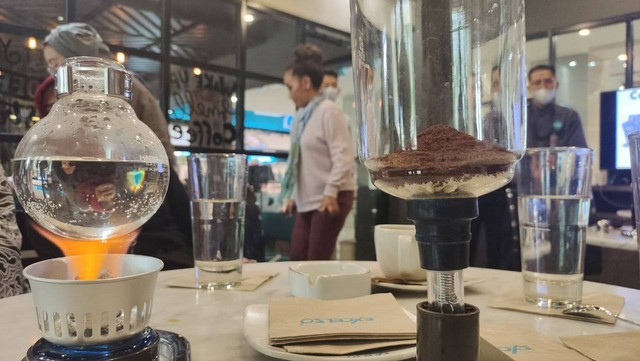 Syphon brew, salah satu teknik penyeduhan kopi. Foto: Tugu Jogja