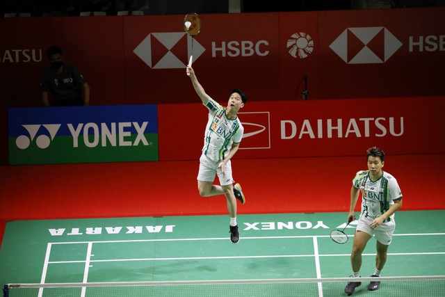 Ganda putra Indonesia Marcus Fernaldi Gideon dan Kevin Sanjaya Sukamuljo melawan Ganda Putra Thailand Supak Jomkoh dan Kittinupong Kedren dalam laga perdelapan Daihatsu Indonesia Master 2022 di Istora Senayan, Jakarta, Kamis (9/6/2022). Foto: Aditia Noviansyah/kumparan