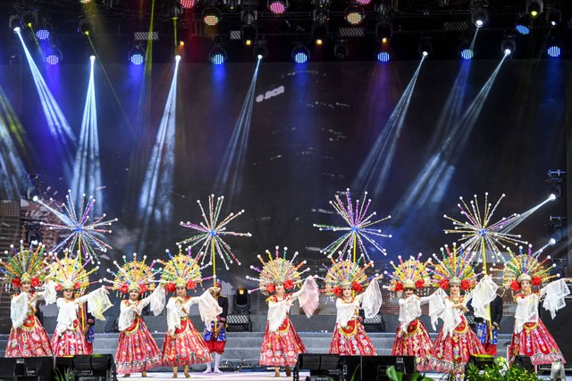 Sejumlah penari membawakan tarian Kembang Mayang saat pembukaan Jakarta Fair 2022 di JIExpo Kemayoran, Jakarta, Kamis (9/6/2022). Foto: M RIsyal Hidayat/Antara Foto