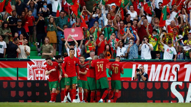 Pemain Portugal Joao Cancelo merayakan gol pertama mereka bersama rekan satu timnya saat pertandingan UEFA Nations League di Estadio Jose Alvalade, Lisbon, Portugal. Foto: Pedro Nunes/Reuters