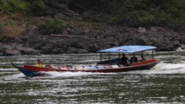 Untuk menjangkau masyarakat Indonesia di pulau-pulau kecil, kapal menjadi salah satu moda transportasi. Foto: Dok. Pertamina