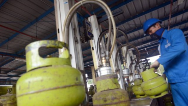 Proses pengisian dan pengecekan tabung LPG Subsidi sesuai dengan standard HSSE, untuk memastikan penggunaan yang aman bagi masyarakat. Foto: Dok. Pertamina