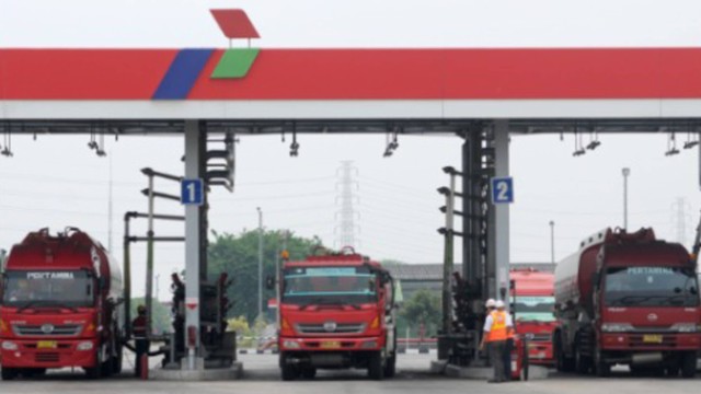 Di Terminal BBM dan LPG, pekerja Pertamina melakukan pengisian BBM dan LPG untuk disalurkan melalui mobil tangki dan moda transportasi lainnya untuk distribusikan ke seluruh Nusantara. Foto: Dok. Pertamina