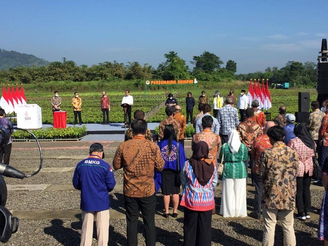 Jokowi di peresmian Persemaian Rumpin Bogor sekaligus Peluncuran Rehabikitasi Mangrove dan World Mangrove Centre. Foto: Dok. Istimewa