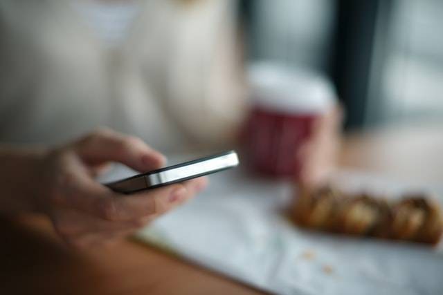 Ilustrasi pengguna dating app. Foto: Andrej LiĊĦakov/Unsplash