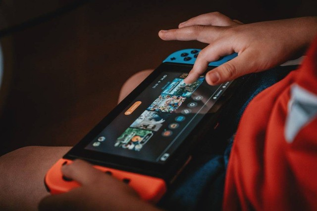 Ilustrasi bermain Mobile Legends. Foto: Alvaro Reyes/unsplash