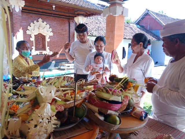 Anak yang mendapatkan sesaji Banten Kumara mendapatkan perlakuan khusus di Hari Raya Galungan di Bali - KRI