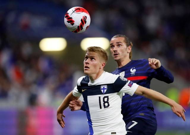 Pemain Prancis Antoine Griezmann duel dengan pemain Finlandia Jere Uronen saat Kualifikasi Piala Dunia antara Prancis vs Finlandia di Stadion Groupama, Lyon, Prancis. Foto: Stephane Mahe/Reuters