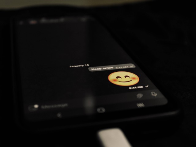 Ilustrasi mengirim pesan. Foto: mariyan rajesh/unsplash
