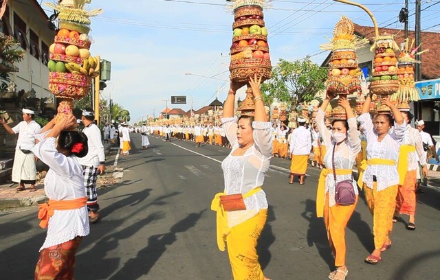 Kaum perempuan membawa Gebogan yang menjadi persembahan dalam upacara Mepeed - KRI