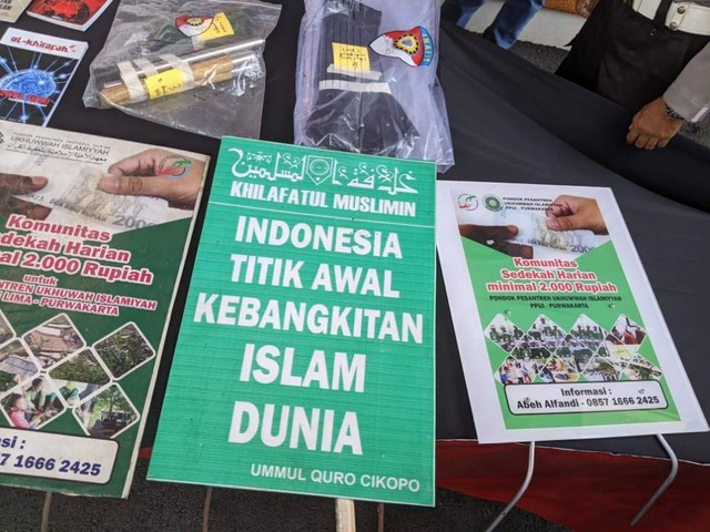 Barang bukti penangkapan dua orang terduga anggota Khilafatul Muslimin di Karawang, Jumat (10/6/2022).  Foto: Dok. Istimewa
