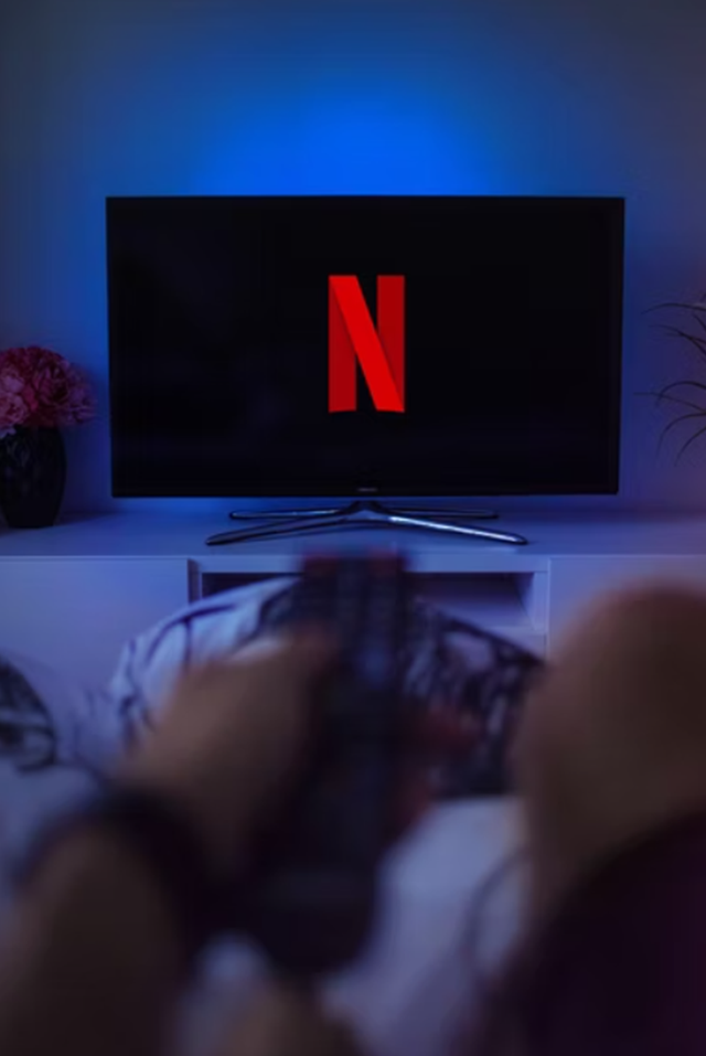 Ilustrasi nonton film lewat Netflix. Foto: unsplash.com/davidbalev