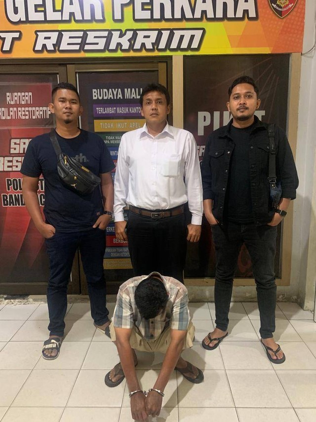 Tim Rimueng dan personel unit PPA Satreskrim Polresta Banda Aceh menangkap AK (37) yang diduga telah memperkosa anak kandungnya sendiri yang masih di bawah umur sebanyak tiga kali. Foto: Dok. Polresta Banda Aceh
