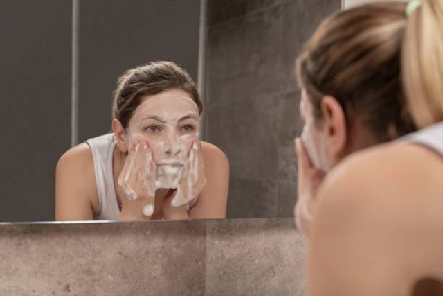 Facewash yang Mengandung AHA BHA. Foto: iStockphoto