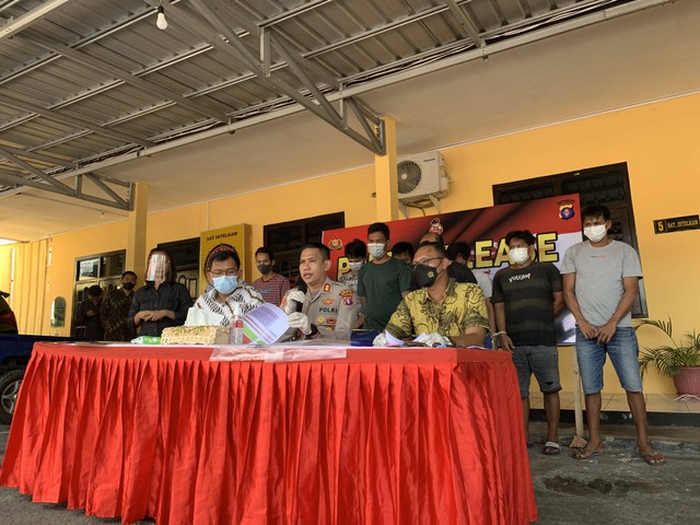 Kapolres Kobar AKBP Bayu Wicaksono beserta jajaran melakukan pers release di Mapolres Kobar. Joko Hardyono/InfoPBUN