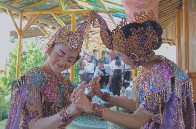 Ilustrasi tari merak (sumber photo: Dokumentasi pribadi)