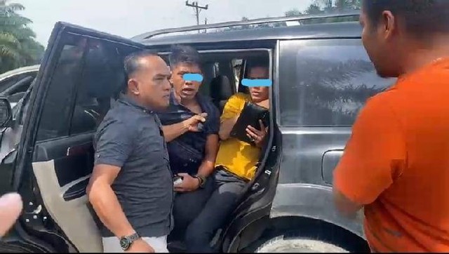 Penangkapan terduga pelaku pencurian mobil di Bandar Lampung yang ditangkap di Sumatera Utara. | Foto: Ist