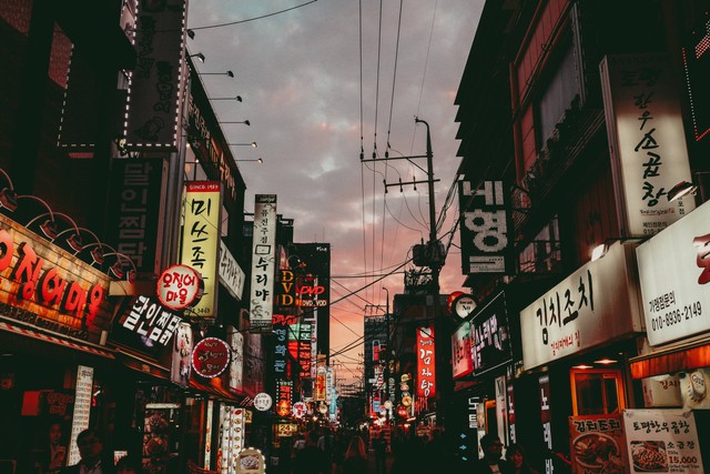 3 Rekomendasi Tempat Belanja di Korea yang Murah Meriah. Foto : Unsplash/Sava Bobov