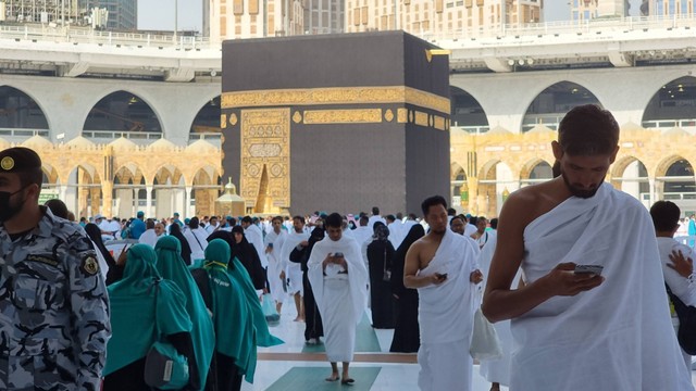 Jemaah memakai pakain ihram saat ibadah umrah. Foto: Muhammad Iqbal/kumparan