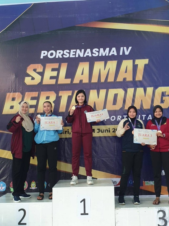 Indra Cahya Putri (tengah), mahasiswa Unikama yang meraih juara 1 cabor Karate di ajang Porsenasma IV Tahun 2022. Foto: dok Unikama