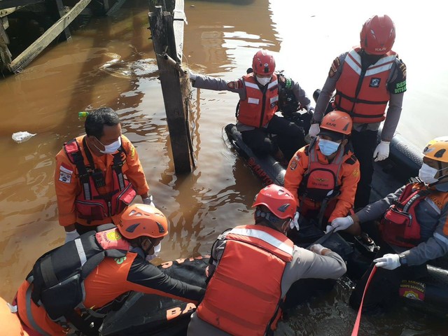 Tim SAR gabungan melakukan evakuasi. Foto: Dok. SAR Pontianak