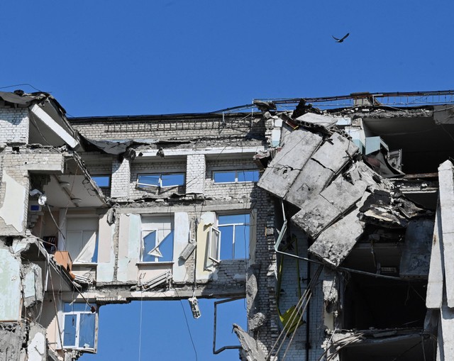 Kondisi bangunan gedung pemerintah daerah di kota Mykolaiv, Ukraina selatan, hancur imbas invasi Rusia ke Ukraina, Jumat (10/6/2022). Foto: Genya Savilov/AFP